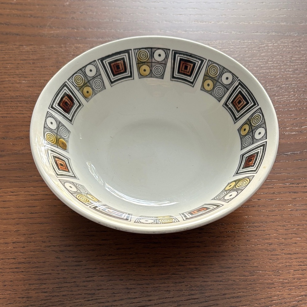 KATHIE WINKLE - Broadhurst England “Rushstone” Pattern Cereal/Soup Bowl (1)